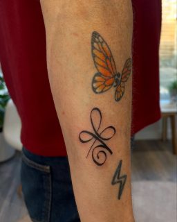 I love matching tattoos. I think this unconditional love symbol is a nice addition. 
Thanks @maichsteven and @carolinemaich 🙏💕